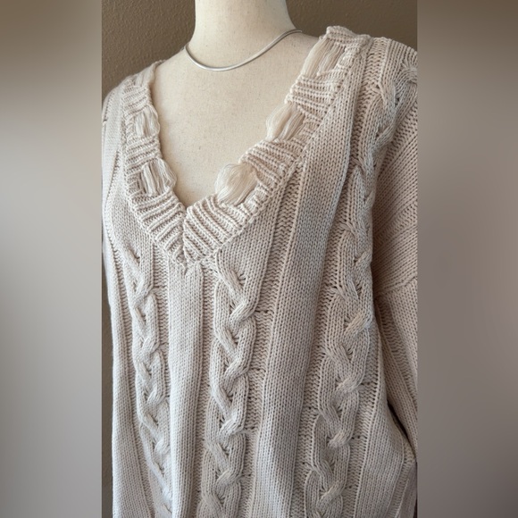 Cable knitted soft v neck sweater with distress - Picture 7 of 7